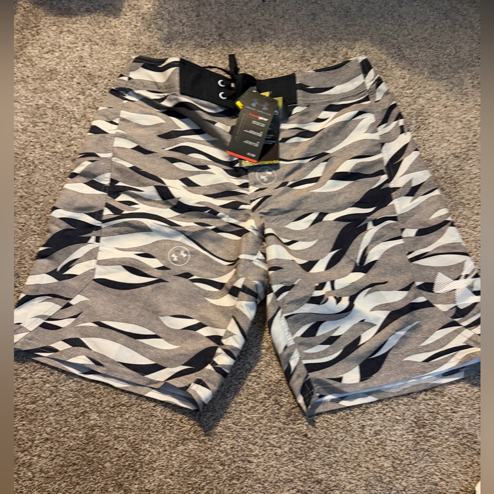 NWT Under Armour HeatGear Black and White Shorts